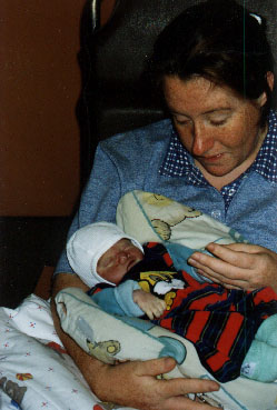 Eine Mutter hält ihren neugeborenen Sohn im Arm, zum ersten und letzten Mal...